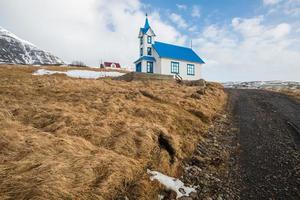 la chiesa in stile islandese di stodvarfjordur la città di pescatori nella regione orientale dell'Islanda. l'Islanda orientale ha fiordi mozzafiato e affascinanti villaggi di pescatori. foto