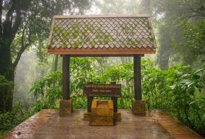 il segno sulla vetta di doi inthanon la vetta più alta della thailandia situata a chiang mai, nella provincia settentrionale della thailandia. foto