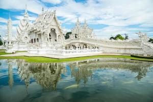 'il tempio bianco' a chiang rai, altrimenti noto come 'wat rong khun' in thai, la bizzarra idea dell'artista nazionale thailandese chalermchai kositpipat. foto