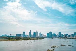 città di ho chi minh, vietnam - 12 febbraio 2022 torre finanziaria bitexco, grattacielo visto dal basso verso un cielo. sviluppo urbano con architettura moderna foto
