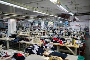 baria, vietnam - 18 marzo 2022 processo di lavorazione della fabbrica di tessuti tessili attrezzature per sartoria. questo è un lavoratore vuoto di produzione di una fabbrica di macchine da cucire. foto