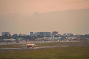 città di ho chi minh, vietnam - 20 febbraio 2022 l'aeroporto internazionale di tan son nhat aeroporto internazionale, l'aeroporto internazionale di saigon ho chi minh city, vietnam meridionale di notte. foto