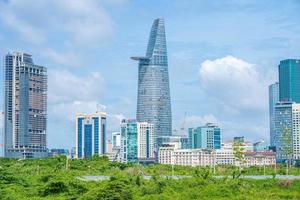 città di ho chi minh, vietnam - 22 maggio 2022 torre finanziaria bitexco, grattacielo visto dal basso verso un cielo. sviluppo urbano con architettura moderna foto