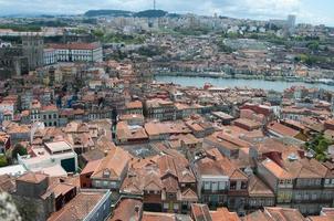 veduta aerea del porto. case colorate e fiume foto