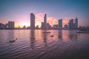 ho chi minh, vietnam - 13 febbraio 2022 vista dell'edificio della torre finanziaria di bitexco, edifici, strade, ponte thu thiem e fiume saigon nella città di ho chi minh al tramonto. immagine panoramica di alta qualità. foto