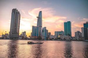 ho chi minh, vietnam - 13 febbraio 2022 vista dell'edificio della torre finanziaria di bitexco, edifici, strade, ponte thu thiem e fiume saigon nella città di ho chi minh al tramonto. immagine panoramica di alta qualità. foto