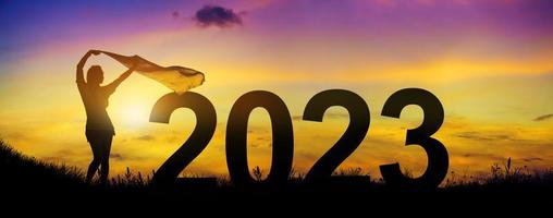 benvenuto buon natale e felice anno nuovo nel 2023 sullo sfondo del crepuscolo. foto