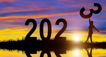 buon natale e felice anno nuovo 2023 in silhouette. foto