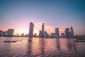 ho chi minh, vietnam - 13 febbraio 2022 vista dell'edificio della torre finanziaria di bitexco, edifici, strade, ponte thu thiem e fiume saigon nella città di ho chi minh al tramonto. immagine panoramica di alta qualità. foto