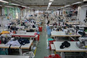 baria, vietnam - 18 marzo 2022 processo di lavorazione della fabbrica di tessuti tessili attrezzature per sartoria. questo è un lavoratore vuoto di produzione di una fabbrica di macchine da cucire. foto