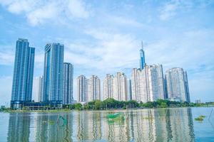 città di ho chi minh, vietnam - 12 febbraio 2022 bella vista del cielo blu al punto di riferimento 81 è un grattacielo super alto nel centro di ho chi minh city, vietnam e ponte saigon con edifici di sviluppo foto