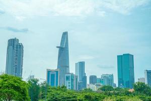 città di ho chi minh, vietnam - 12 febbraio 2022 bellissimo paesaggio tramonto della città di ho chi minh o sai gon, vietnam. Bitexco torre finanziaria e grattacieli. concetto di affari e paesaggio. foto