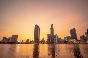 ho chi minh, vietnam - 19 febbraio 2022 vista dell'edificio della torre finanziaria di bitexco, edifici, strade, ponte thu thiem e fiume saigon nella città di ho chi minh al tramonto. immagine panoramica di alta qualità. foto