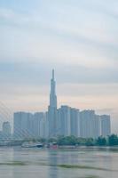 città di ho chi minh, vietnam - 12 febbraio 2022 skyline con il grattacielo 81 del punto di riferimento, un nuovo ponte strallato sta costruendo un collegamento tra la penisola di Thiem e il distretto 1 attraverso il fiume Saigon. foto