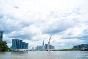 città di ho chi minh, vietnam - 22 maggio 2022 ponte thu thiem 2, che collega la penisola di thu thiem e il distretto 1 attraverso il fiume saigon nel porto di bach dang foto