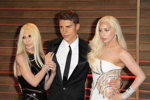 los angeles, 2 marzo - donatella versace, nolan gerard funk, lady gaga al vanity fair oscar party 2014 al viale del tramonto il 2 marzo 2014 a ovest di hollywood, ca foto