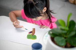 foto pittura ragazza sul tavolo a casa