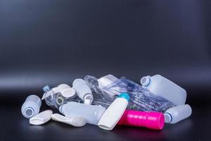 rifiuti rifiuti e imballaggi in plastica usati non degradabili su fondo nero foto