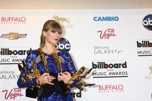 los angeles, 19 maggio - taylor swift con i suoi 8 premi in sala stampa ai billboard music awards 2013 al mgm grand garden arena il 19 maggio 2013 a las vegas, nv foto