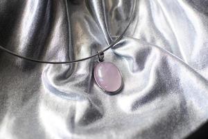 elegante collana con quarzo rosa su fondo argento. quarzo rosa naturale. foto