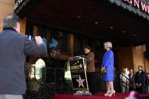 los angeles, 3 gennaio - taylor hackford che scatta foto, david mamet, helen mirren alla cerimonia della stella della passeggiata di fama di hollywood per helen mirren al pig n whistle il 3 gennaio 2013 a los angeles, ca foto