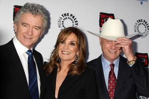 los angeles, 12 aprile - patrick duffy, linda gray, larry hagman arriva alla televisione dei fratelli Warner - lancio della mostra fuori dagli schemi al paley center for media il 12 aprile 2012 a beverly hills, ca foto