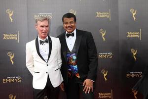 los angeles, 11 settembre - bill nye, neil degrasse tyson ai premi emmy creativi in prima serata 2016, giorno 2, arrivi al teatro microsoft l'11 settembre 2016 a los angeles, ca foto