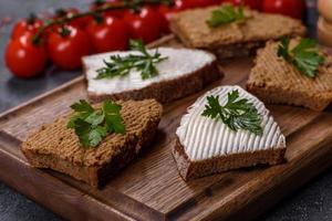 antipasto, baguette con pasta di fegato ed erbe aromatiche, primo piano. colazione fatta in casa foto