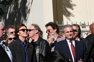 los angeles, 9 febbraio - paul mccartney, neil young alla cerimonia di hollywood walk of fame per paul mccartney al capital record building il 9 febbraio 2012 a los angeles, ca foto