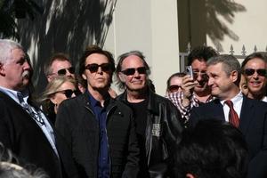 los angeles, 9 febbraio - paul mccartney, neil young alla cerimonia di hollywood walk of fame per paul mccartney al capital record building il 9 febbraio 2012 a los angeles, ca foto