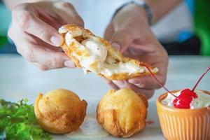 l'uomo sta andando a mangiare il piatto di palla di gelato fritto colorato - persone con un concetto di cibo malsano delizioso veloce foto