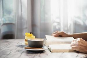 le persone servono un bellissimo set di tazze da caffè mattutine fresche e rilassanti - persone con il concetto di sfondo del set da caffè foto