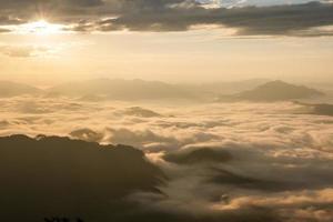 paesaggio di sole nella nebbia mattutina a phu chee fah, chiangrai, tailandia foto