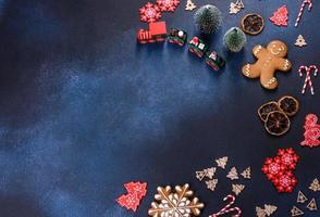 biscotti di pan di zenzero fatti in casa di natale su un tavolo di cemento scuro foto