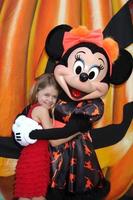 los angeles, 1 ottobre - kylie rogers, minnie mouse all'evento vip disney halloween al disney consumer product pop up store il 1 ottobre 2014 a glendale, ca foto