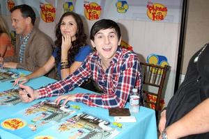 los angeles, 13 agosto - alyson stoner, mitchel musso all'evento disney s phineas e ferb paleyfest family 2011 al paley center for media il 13 agosto 2011 a beverly hills, ca foto