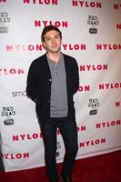 los angeles, 10 aprile - daryl sabara arriva alla celebrazione del tredicesimo anniversario della rivista di nylon a smashbox il 10 aprile 2012 a los angeles, ca foto