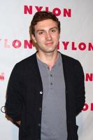 los angeles, 10 aprile - daryl sabara arriva alla celebrazione del tredicesimo anniversario della rivista di nylon a smashbox il 10 aprile 2012 a los angeles, ca foto