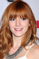 los angeles, 10 aprile - bella thorne arriva alla celebrazione del tredicesimo anniversario della rivista di nylon a smashbox il 10 aprile 2012 a los angeles, ca foto