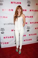 los angeles, 10 aprile - bella thorne arriva alla celebrazione del tredicesimo anniversario della rivista di nylon a smashbox il 10 aprile 2012 a los angeles, ca foto