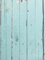 il vecchio pavimento in legno azzurro è consumato. c'è un vecchio muro a listoni che è stato usato per molto tempo. dà una sensazione di vecchio e bello foto