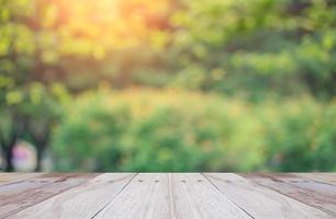 legno bianco prospettiva vuota su alberi sfocati con sfondo bokeh, per la visualizzazione del prodotto foto