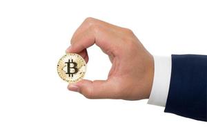 bitcoin dorato che tiene in mano d'uomo su sfondo bianco con copyspace foto