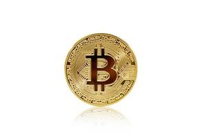 bitcoin dorato su sfondo bianco isolato. foto