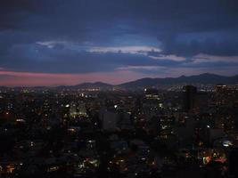 luci rosa, blu e notturne dello skyline di città del messico foto