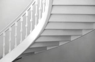 vista curva di sotto le scale vintage bianche. foto