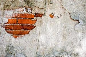 primo piano e raccolto fondo antico della crepa del muro di mattoni. foto