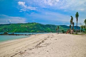 la bellezza della spiaggia di mandalika sull'isola di lombok, in indonesia foto