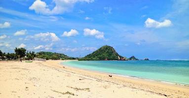 la bellezza della spiaggia di mandalika sull'isola di lombok, in indonesia foto