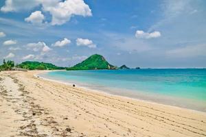 la bellezza della spiaggia di mandalika sull'isola di lombok, in indonesia foto